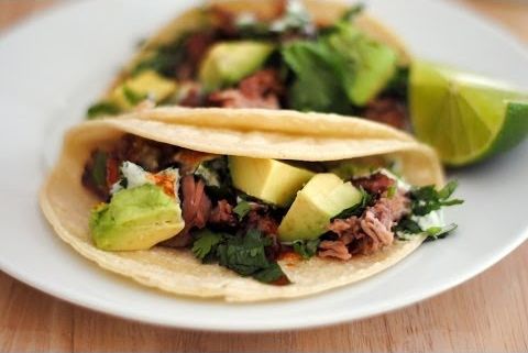 Tacos de carnitas con aguacate y limón